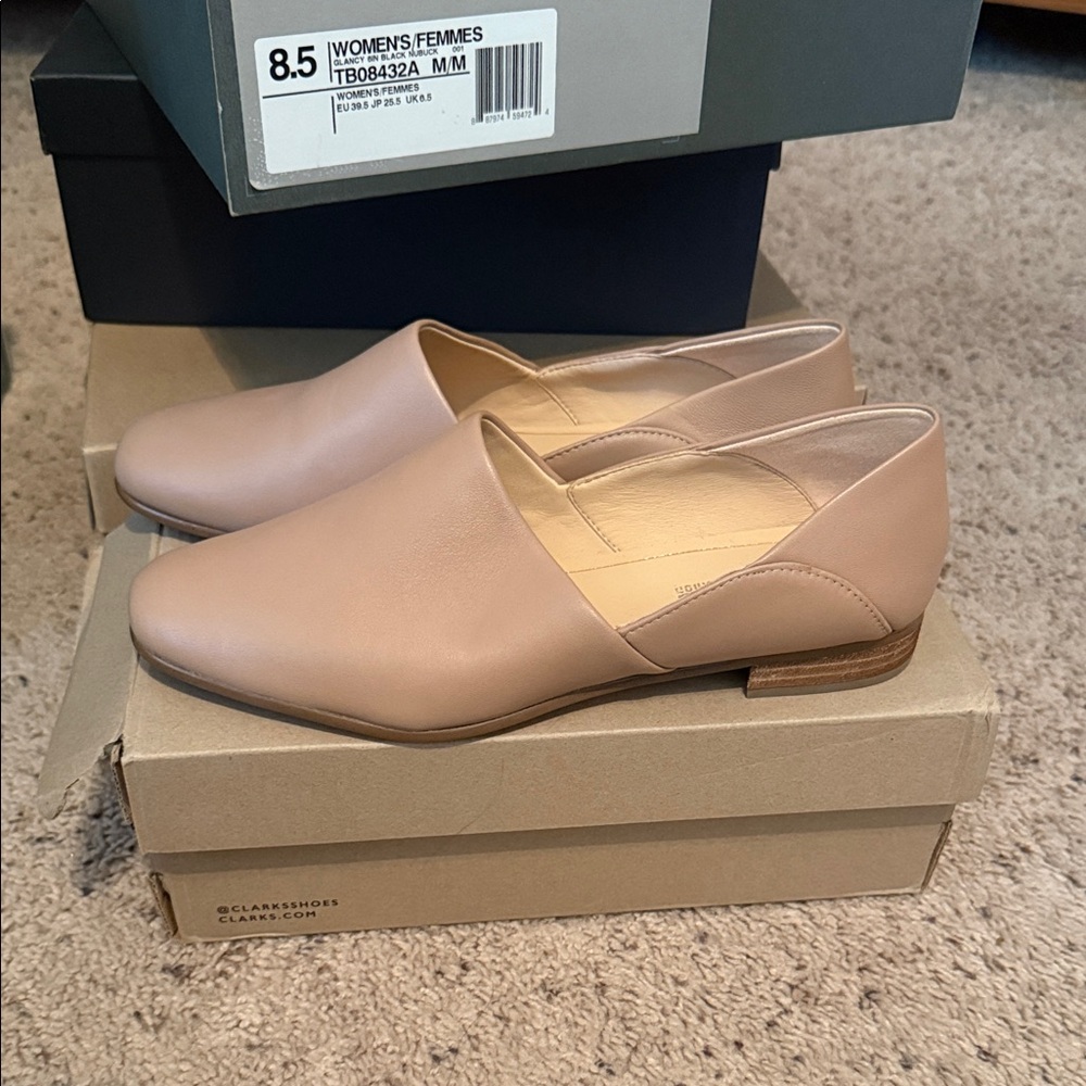 Clarks Women's Beige Flats - Picture 2 of 4